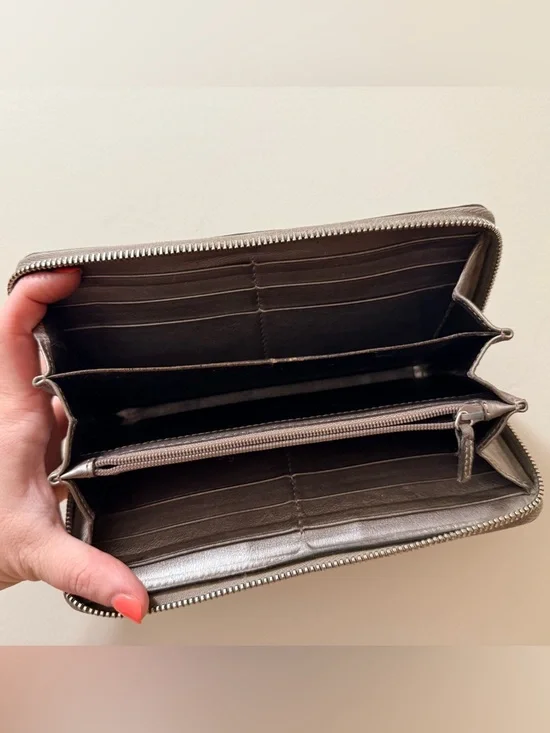 *Authentic* Gucci - Monogram Zippy Wallet - Picture 11 of 15